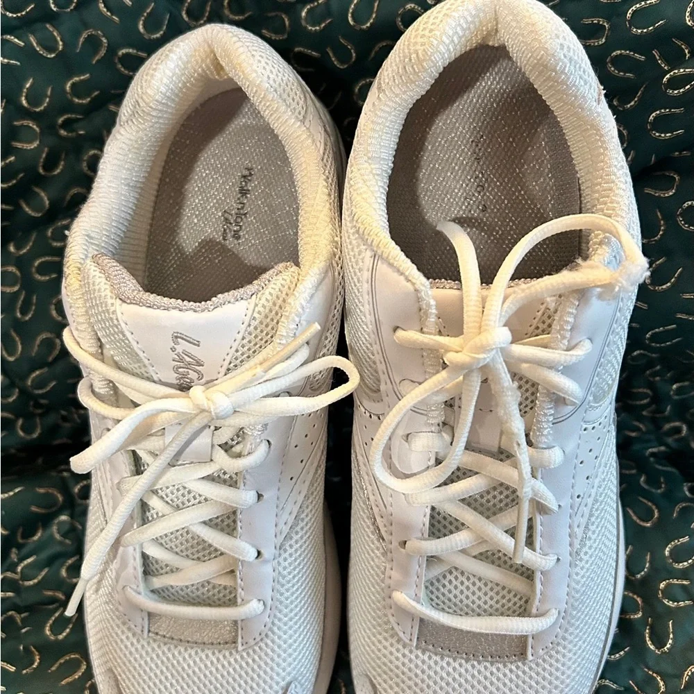 9.5 M sneakers. LAST CHANCE BEFORE BEING DONATED TO CHARITY in May 2026 - Picture 2 of 9